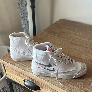 Like new! White and Gray High-Top Nike Sneakers